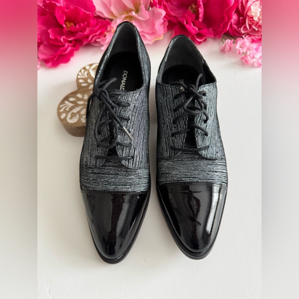 Black Flats with Sophisticated Shine and Classic Design